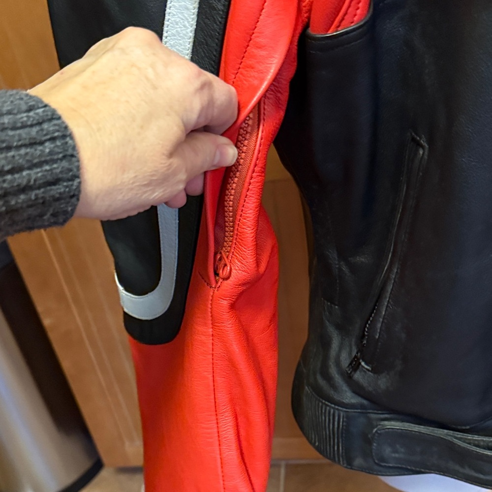 HJC professional Black and Red Leather Motorcycle Jacket. 48 - Picture 7 of 15